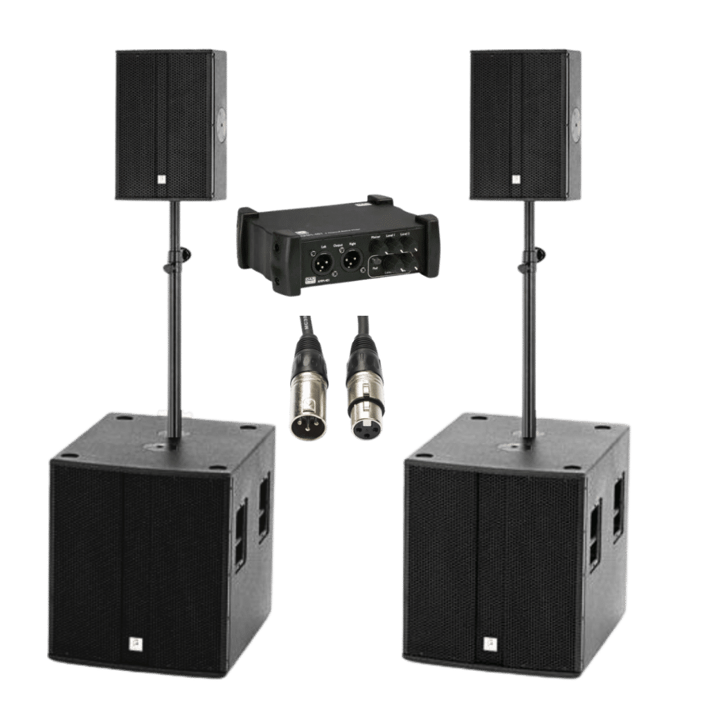 Speaker sets met grote subwoofers en boxen die op statief staan, XLR kabels en DAP mixer