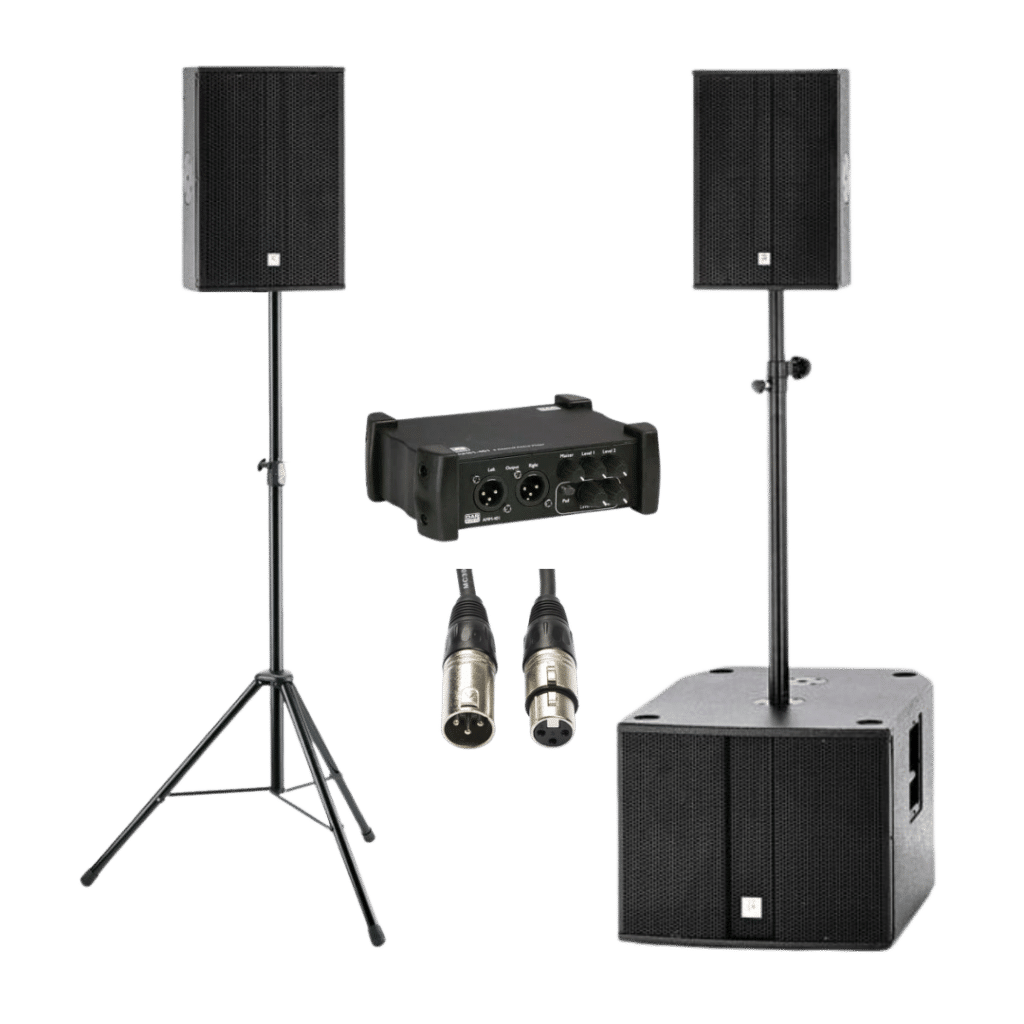 Speaker sets met grote subwoofers en boxen die op statief staan, XLR kabels en DAP mixer