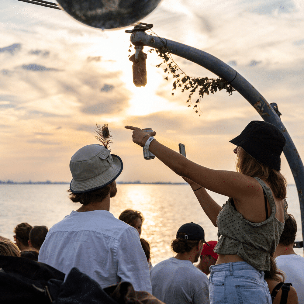 Bootfeest met zonsondergang