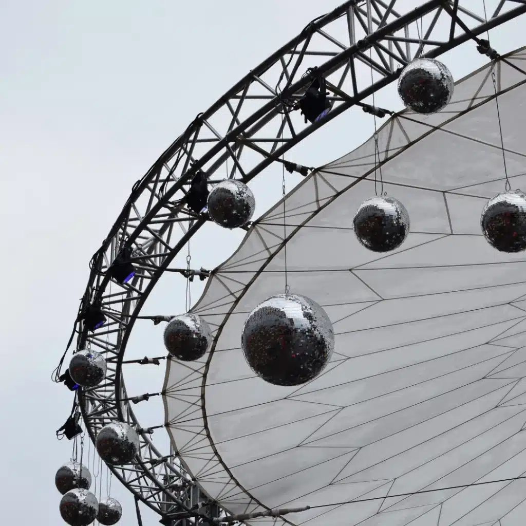 Buiten verlichting in trussen met discobollen