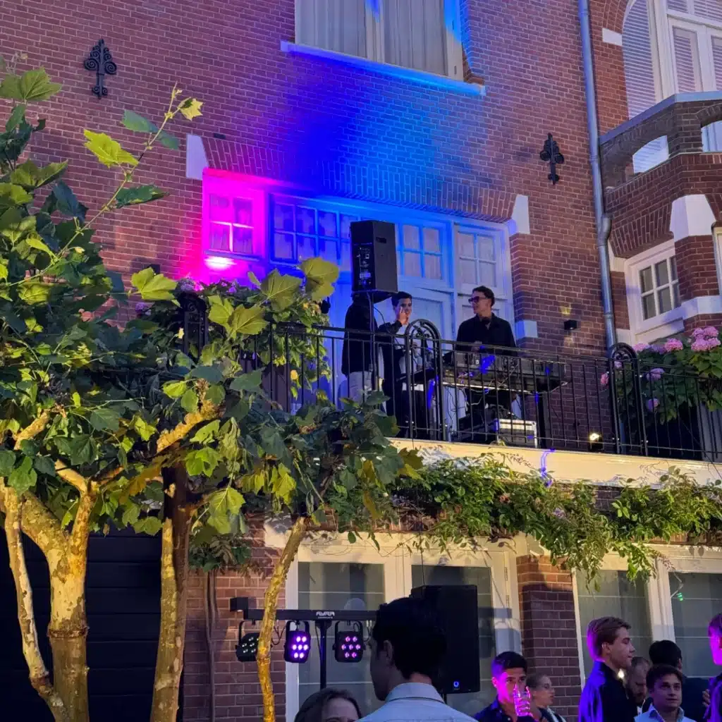 Buiten verlichting op een tuinfeest op balkon