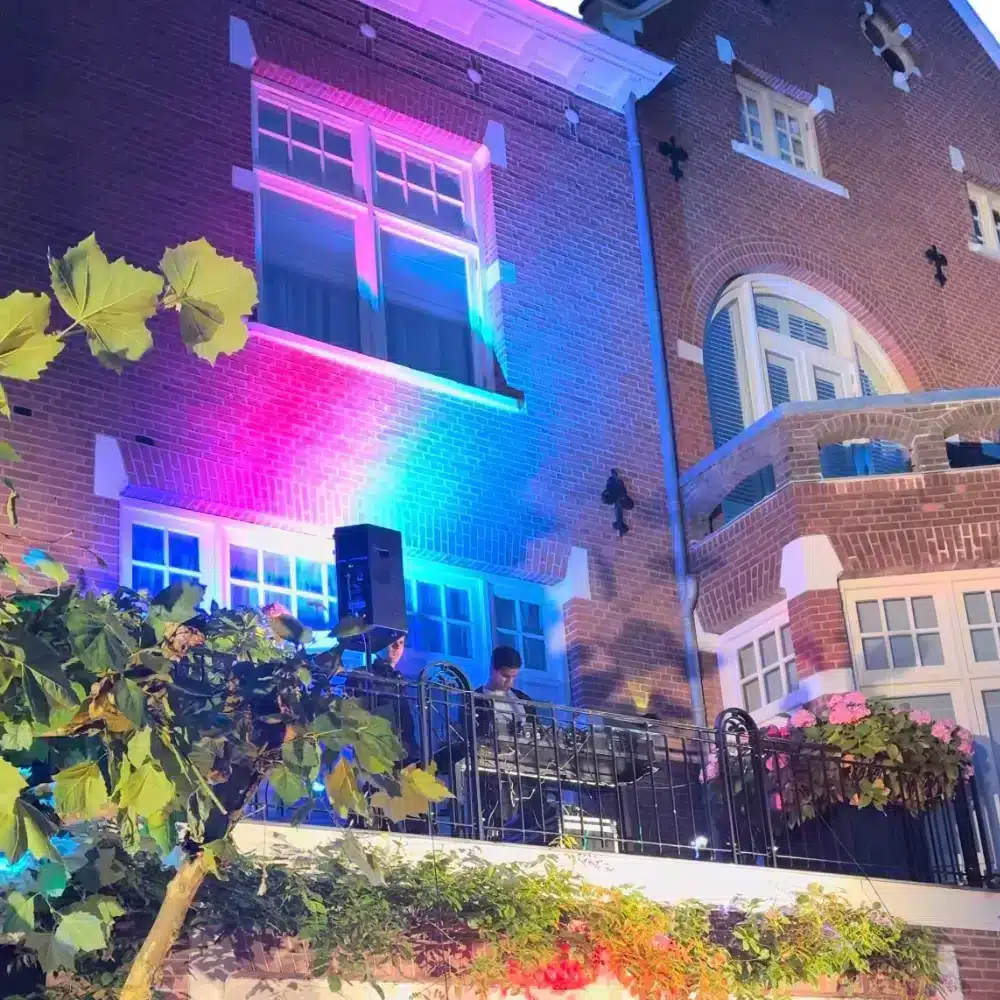 Disco verlichting buiten op een tuinfeest