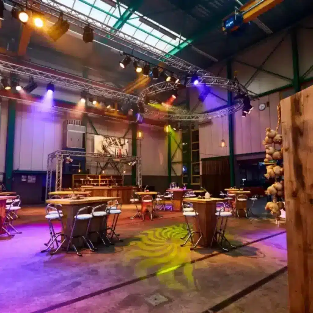 Disco verlichting in trussen op een bedrijfsfeest