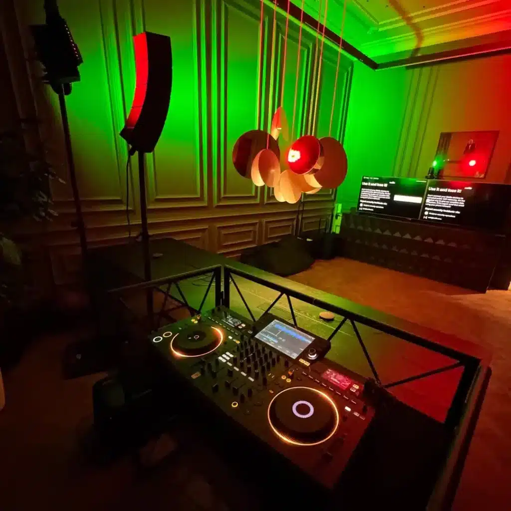 Disco verlichting in de kleur groen op een bedrijfsfeest