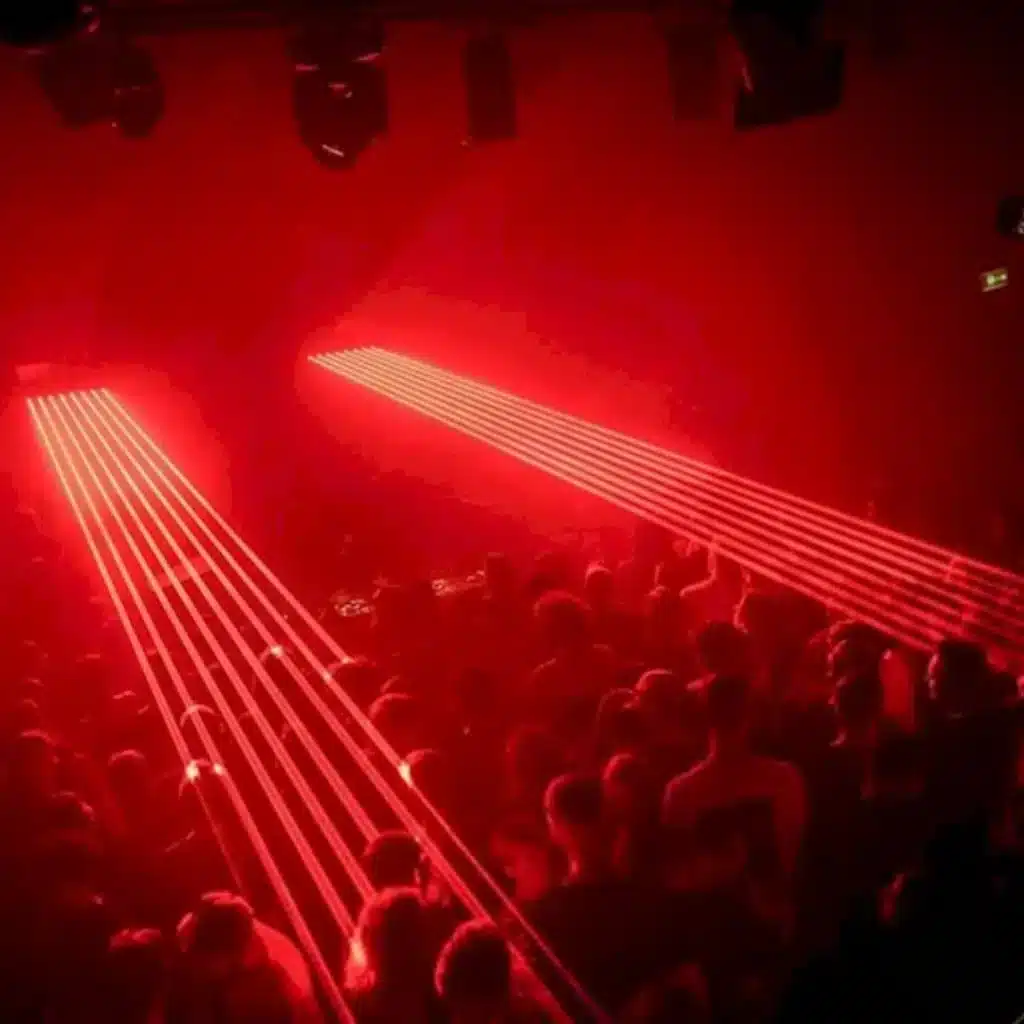 Rode laser verlichting bar in een club rode beam