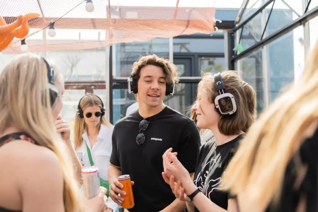 feestende mensen met silent disco