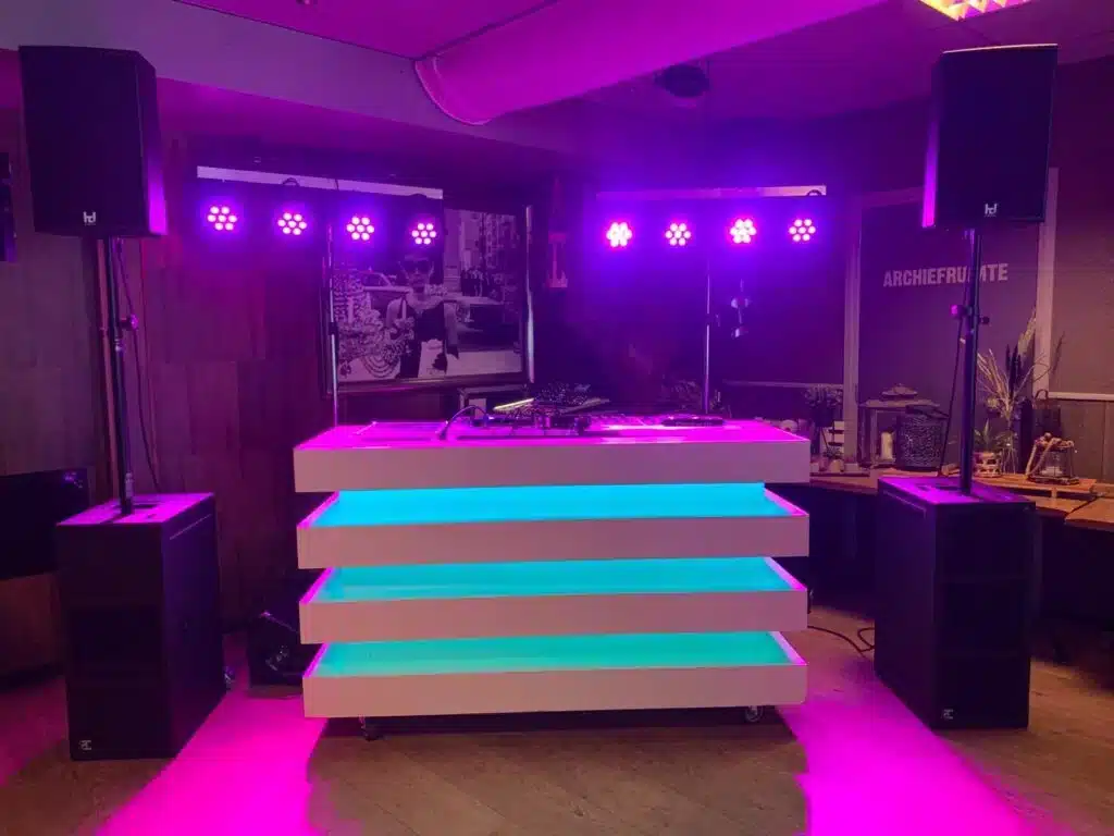 geluid op een bedrijfsfeest met verlichting en een dj booth in het donker