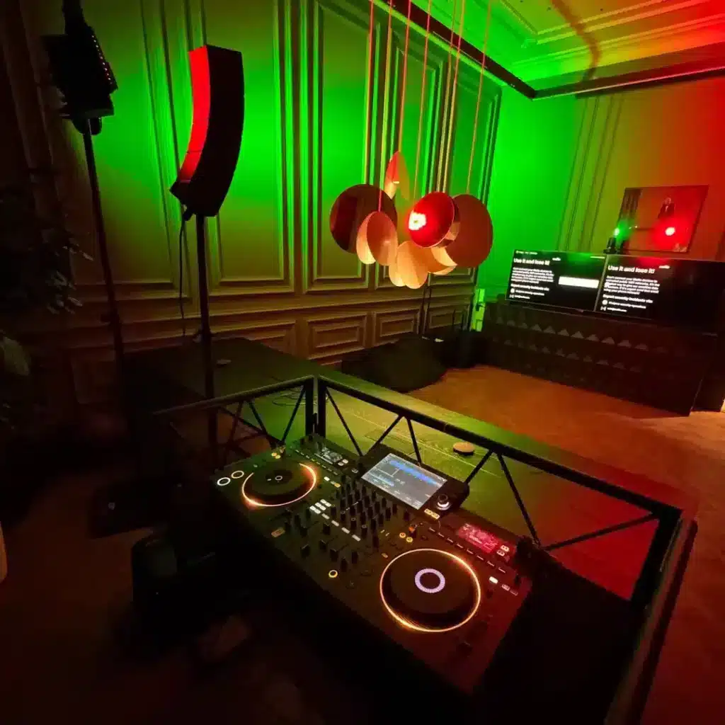 Geluidsinstallatie met een dj set en verlichting