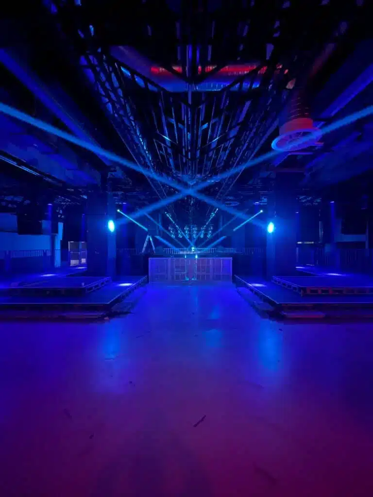 Geluidsinstallatie op een festival met verlichting