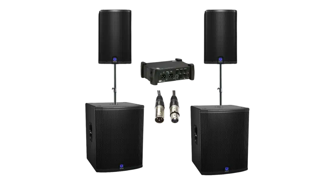 Een geluidsinstallatie 2 subwoofers en daarop 2 speakers met mixer en kabels