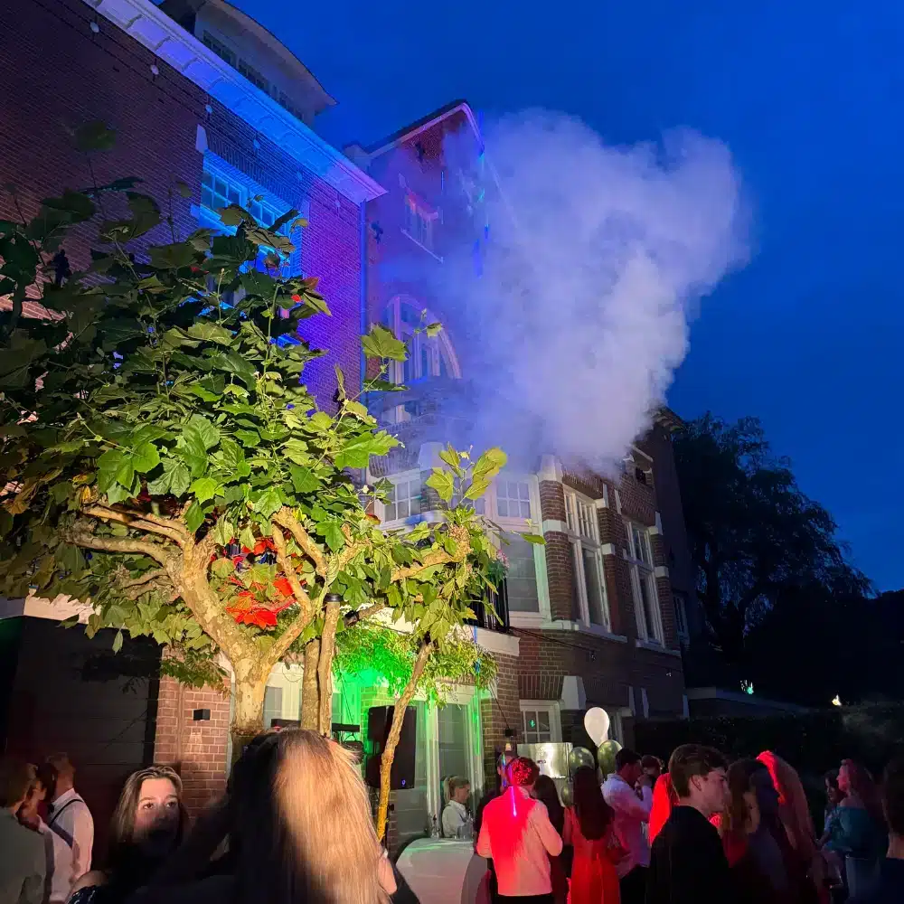Tuinfeest in het donker met verlichting en rook effecten
