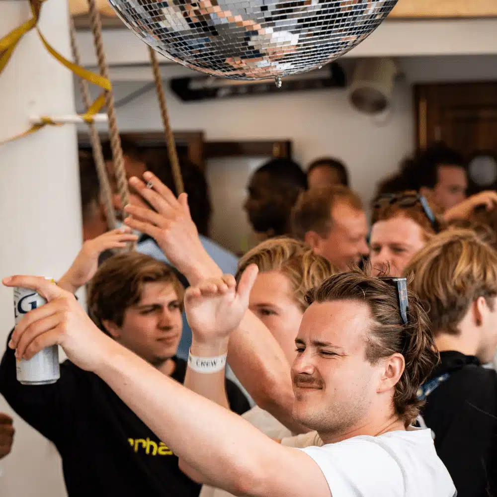 Feestende mensen