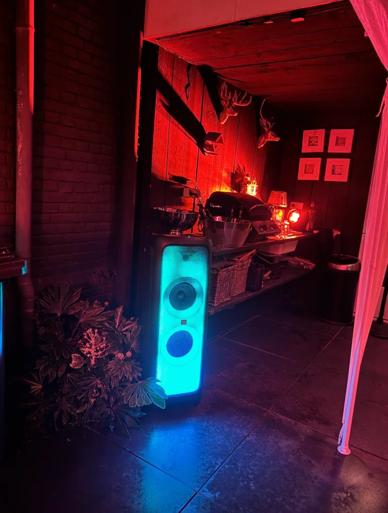 JBL 1000 in een tuin met rode verlichting