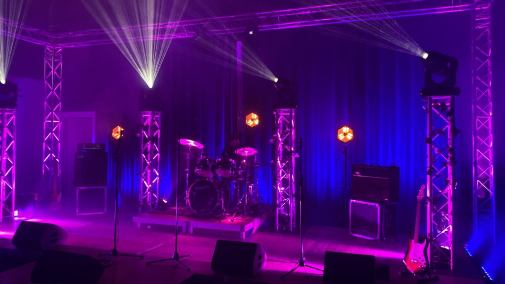 Stage met pipe & drape backdrop