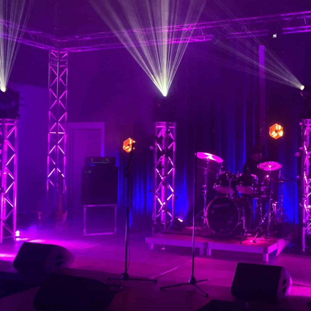 Stage met pipe & drape backdrop