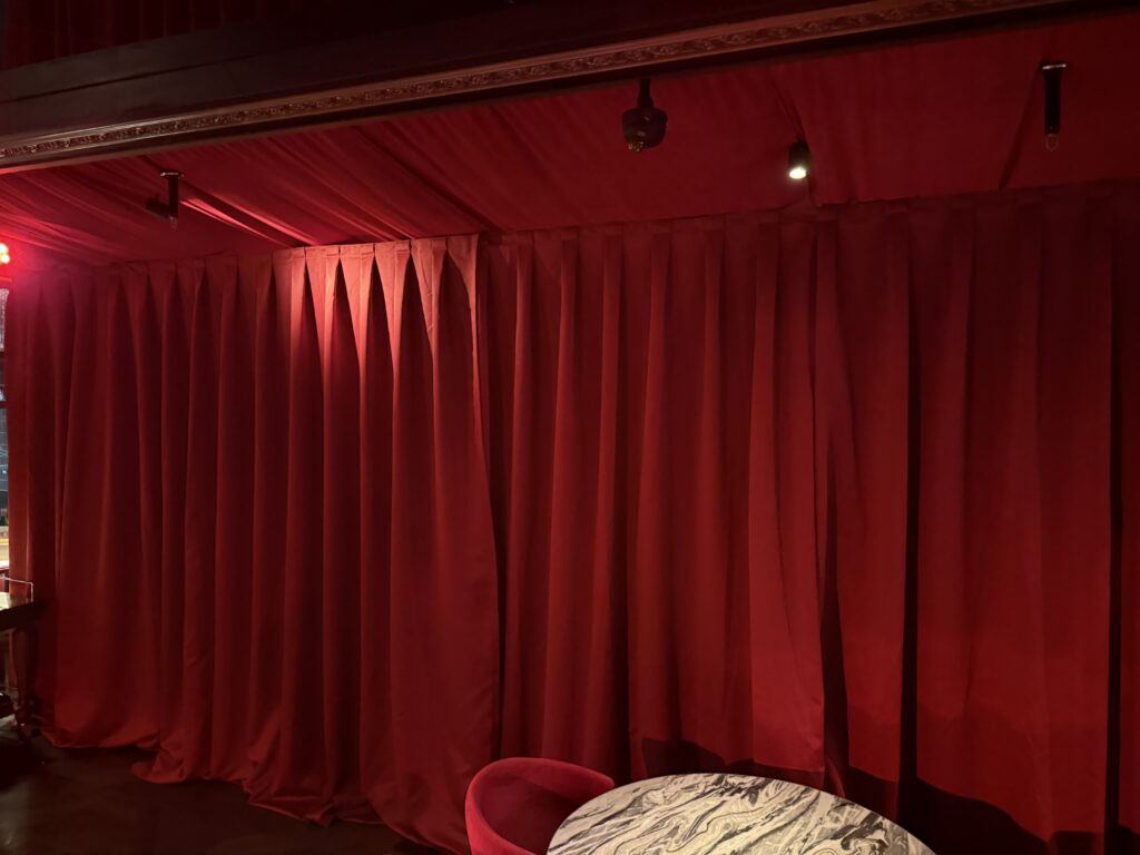 Rode achterwand gecreëerd met pipe & drape