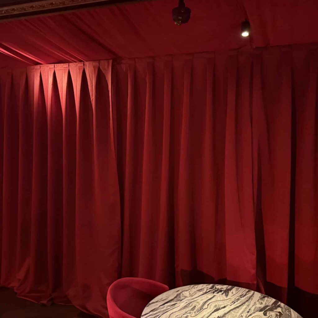 Rode achterwand gecreëerd met pipe & drape