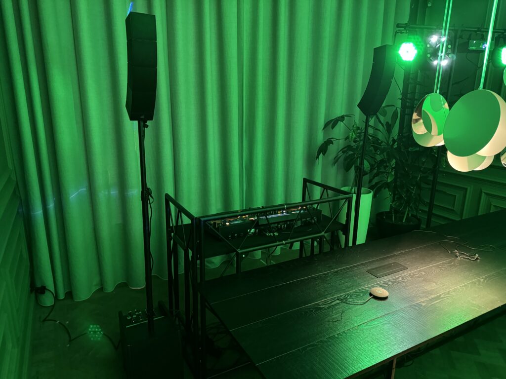 DJ booth met pipe & drape backdrop