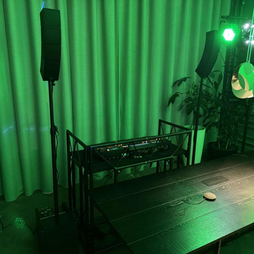 DJ booth met pipe & drape backdrop