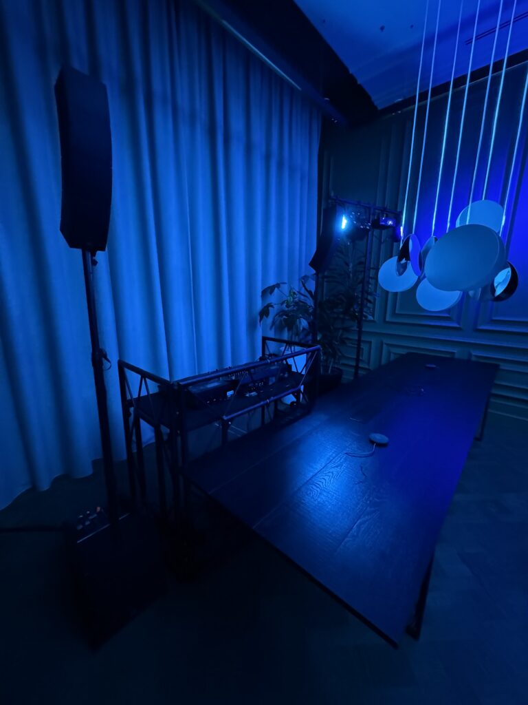 Ruimte verduisterd met pipe & drape