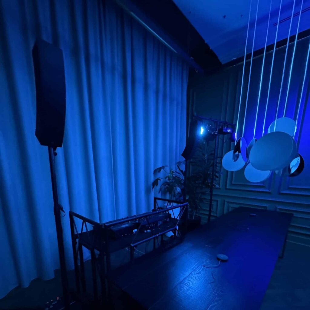 Ruimte verduisterd met pipe & drape