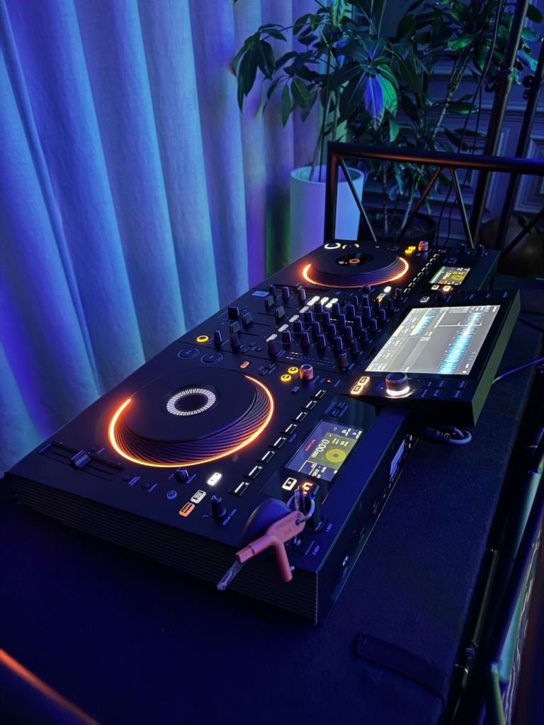 DJ set met pipe & drape backdrop