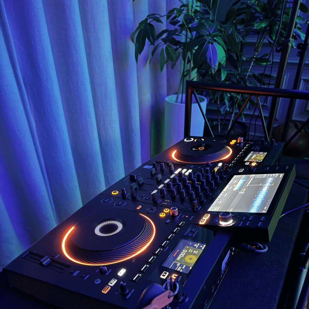 DJ set met pipe & drape backdrop