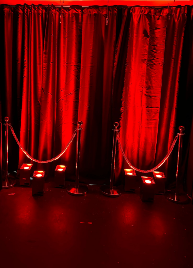 Rood gedecoreerde pipe & drape met uplights