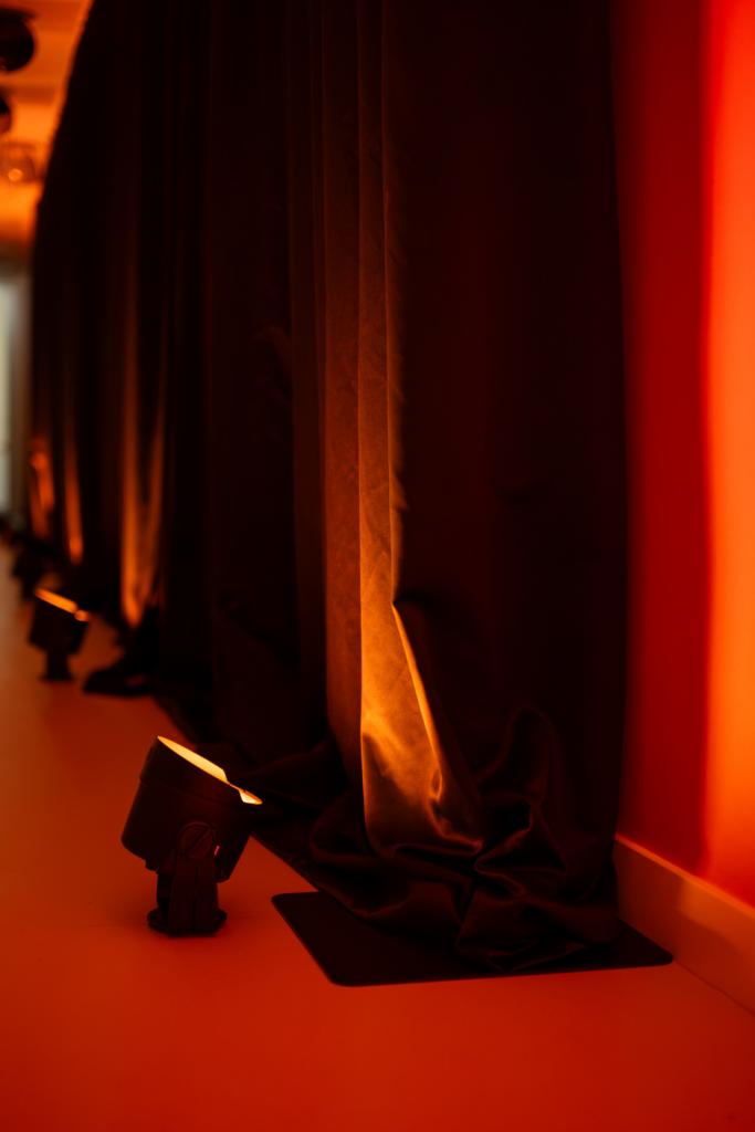 Rood gedecoreerde pipe & drape met uplights
